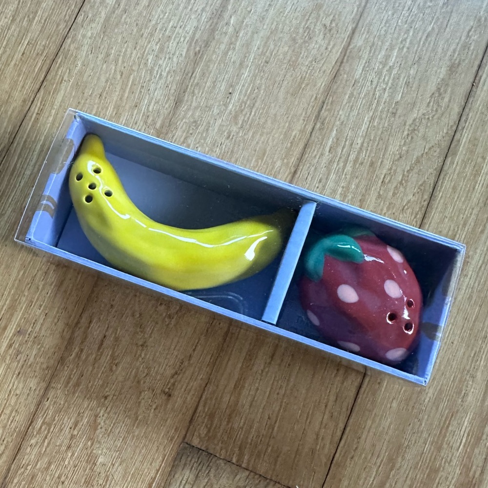 NWT Ceramic Salt / Pepper Shakers. Banana/Strawberry ceramic